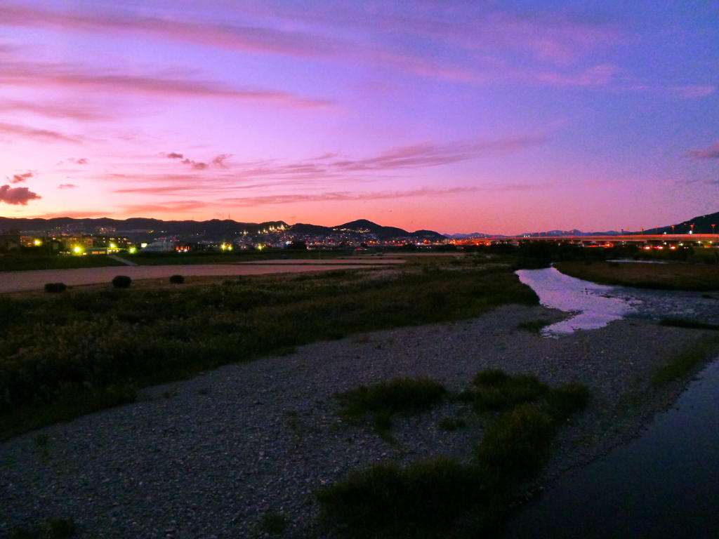 夕暮れの橋の上から