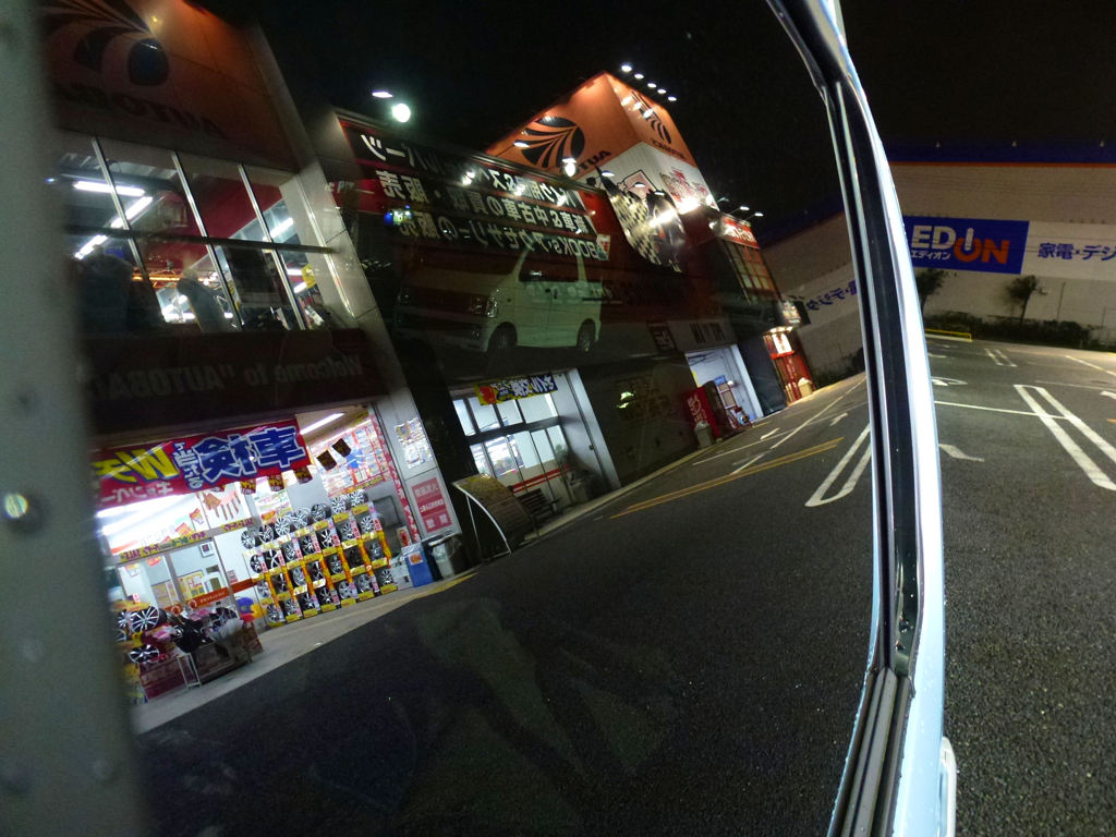２階から車が！