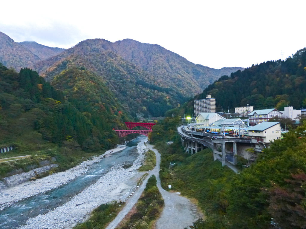 黒部峡谷鉄道　宇奈月駅と山彦橋