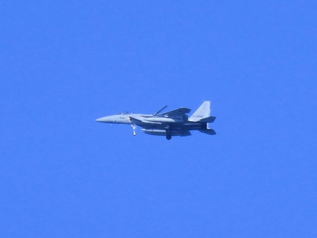 小松空港に着陸する戦闘機