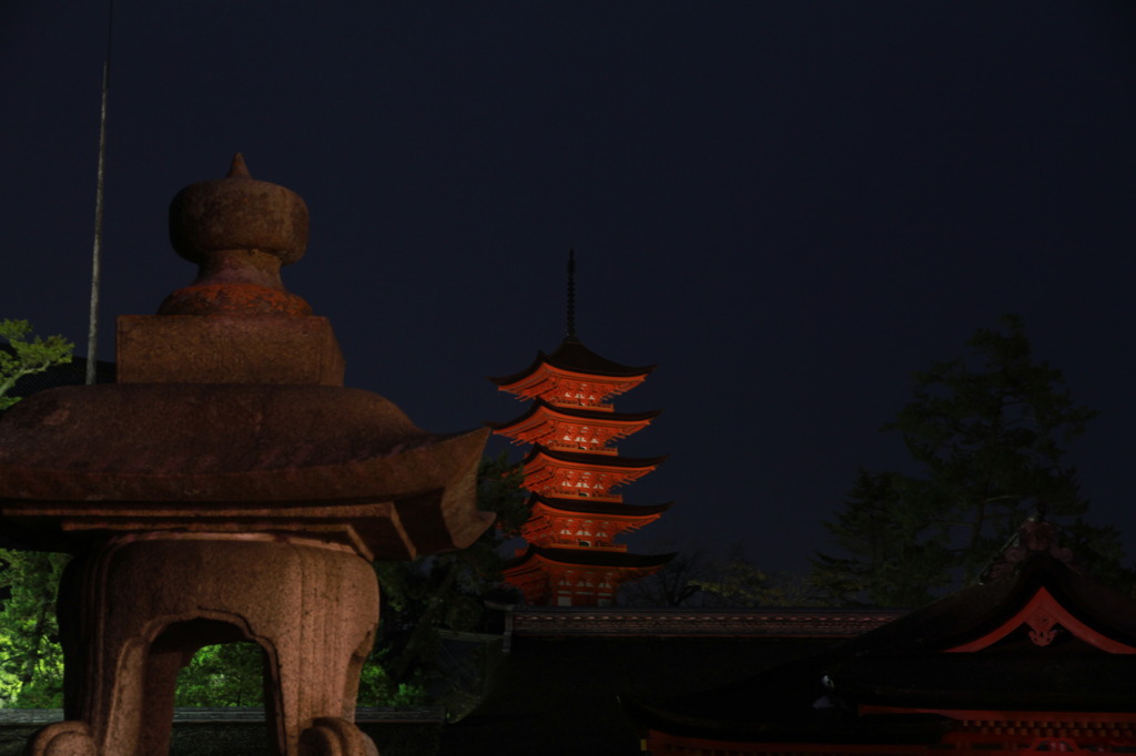 闇夜に浮かぶ塔