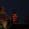闇夜に浮かぶ塔