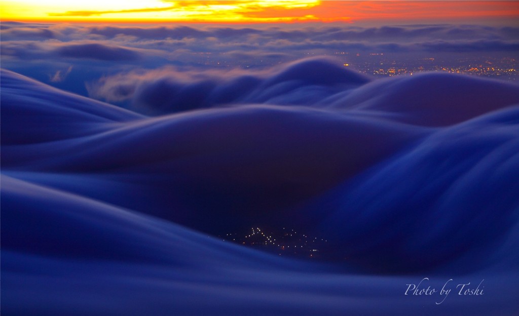 雲海の谷間