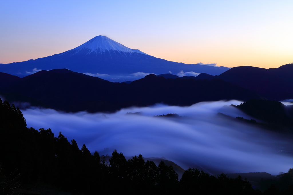 夜明けの滝雲