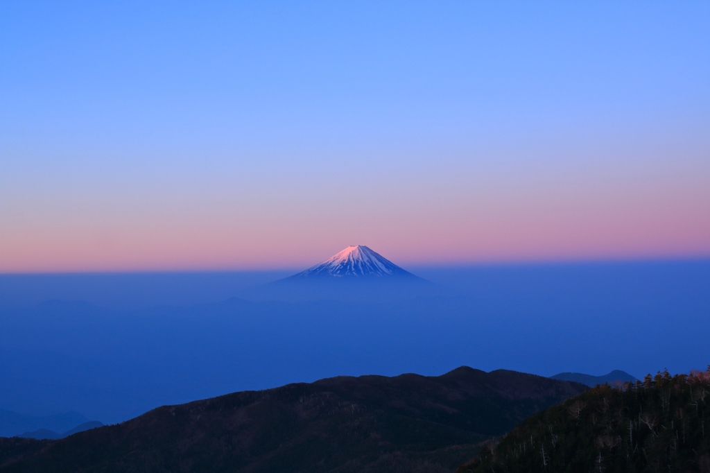 雲海に浮かぶ紅富士