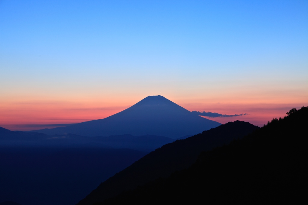 静かに夜明けを待つ