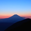 静かに夜明けを待つ