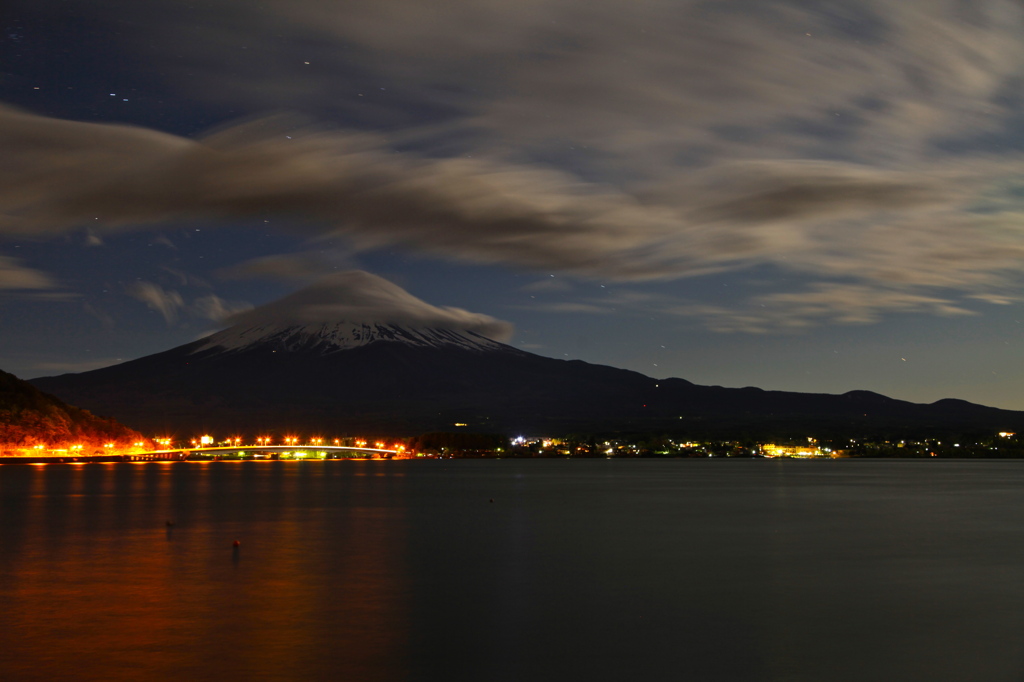 月光に浮かぶ富士