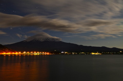 月光に浮かぶ富士