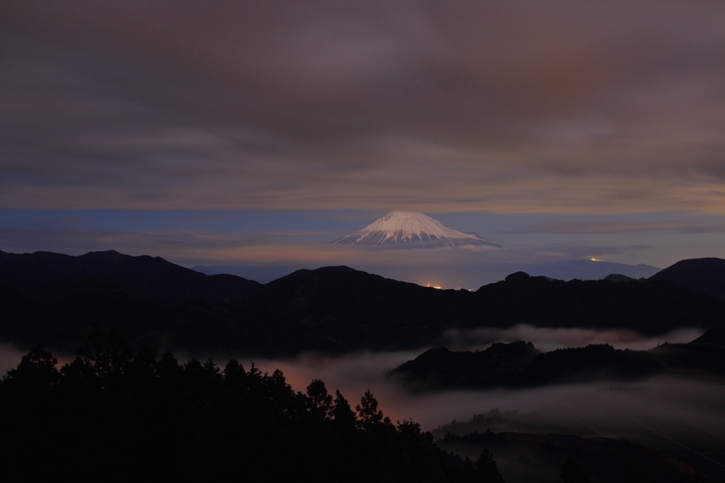 静かに夜明けを待つ