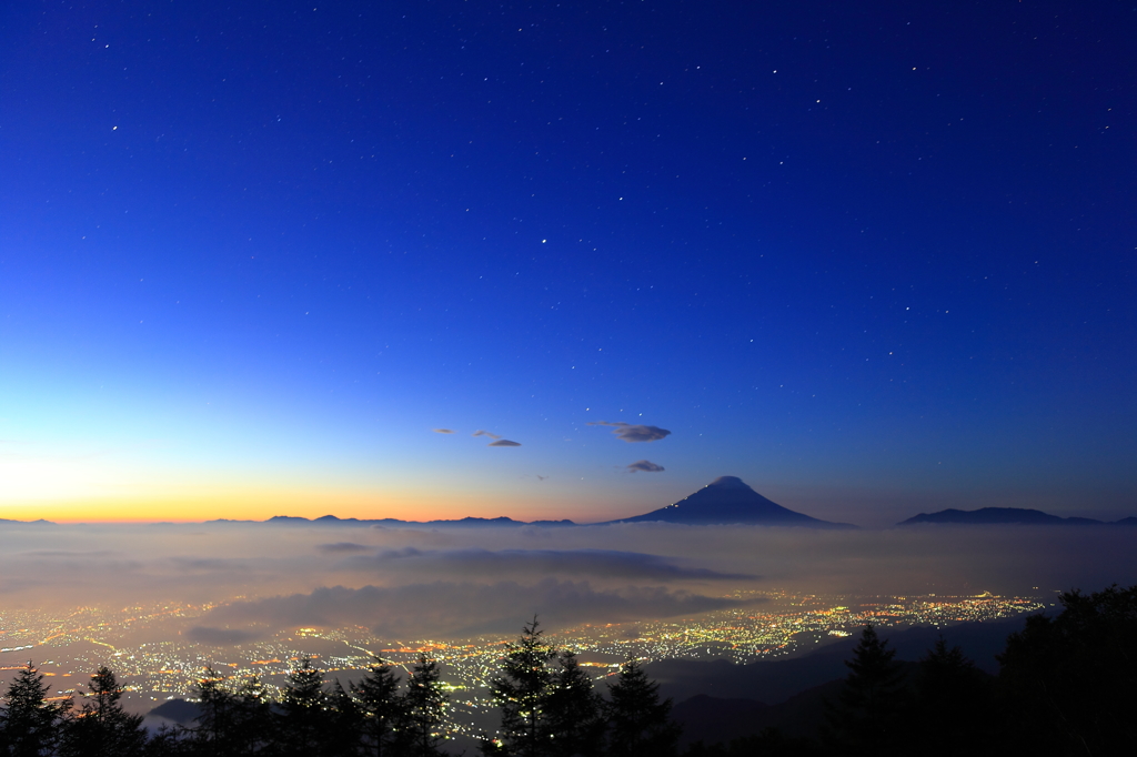 甘利山コバルトブルーの夜明け