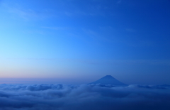 雲海に浮かぶ青の富士