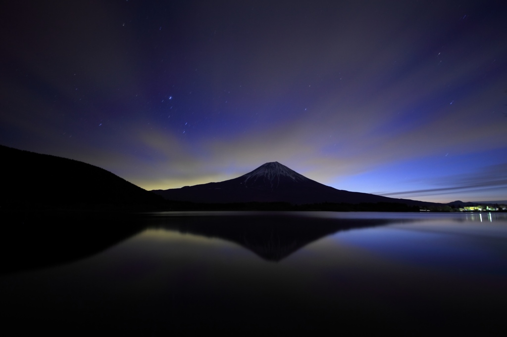 静かに夜明けを待つ