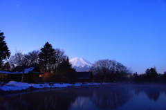 湖畔の夜明け