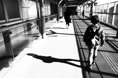 少年と影