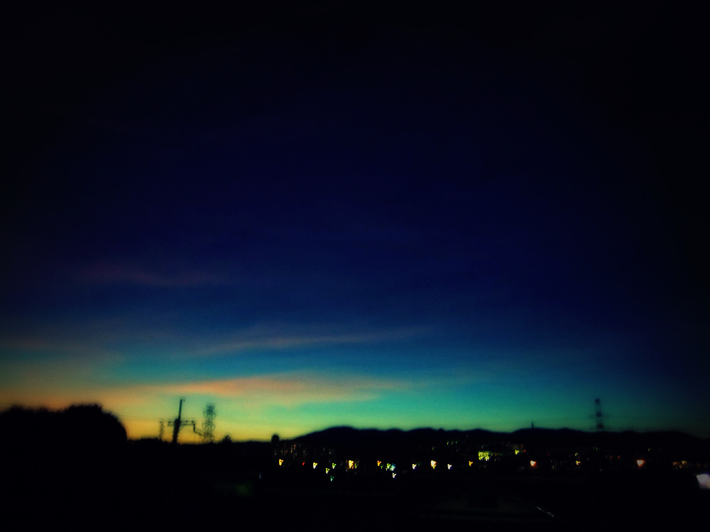 夜空の前の
