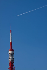 東京タワーと飛行機雲