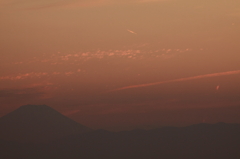 夕暮れの富士山と飛行機雲