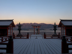 厳島神社雪景色　夜明け前2