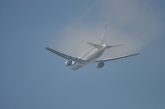 雲をつれて歩く飛行機