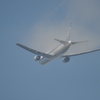雲をつれて歩く飛行機