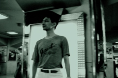 哀れ人　悲しき性　微笑む癖