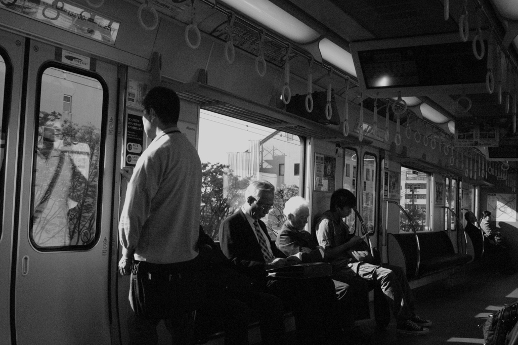 土曜の通勤電車風景