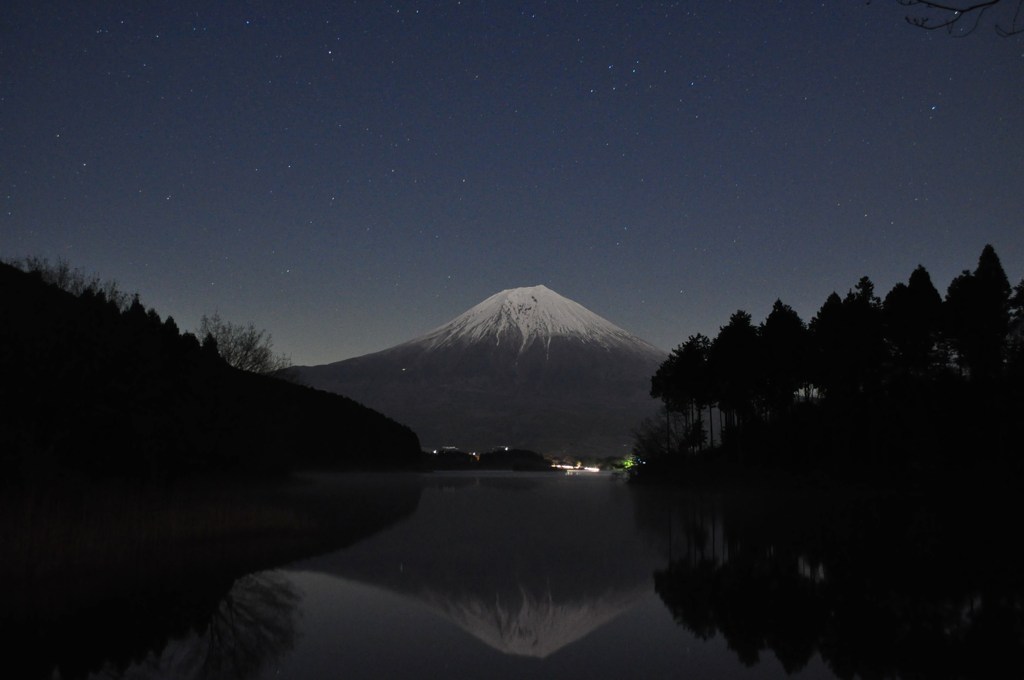 月明かりに浮かぶ逆さ富士