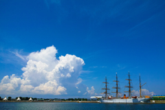 青い空、白い雲、そして海王丸…