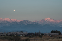 夕映えの立山連峰に昇る月