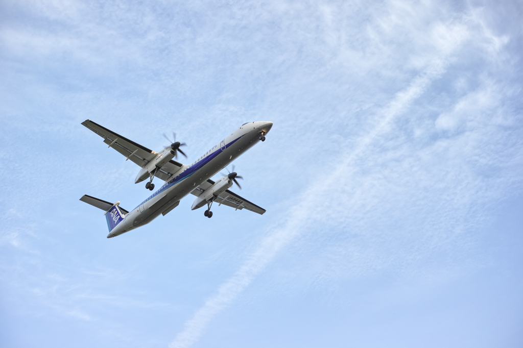 飛行機雲とプロペラ機