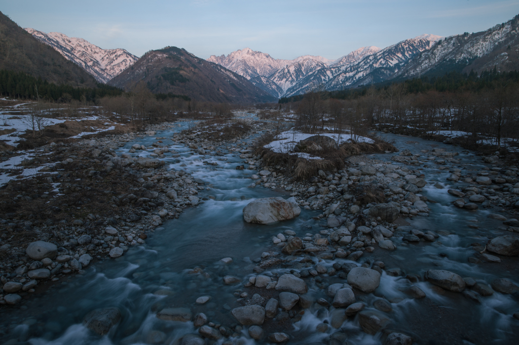 染まる剱岳と残雪の早月川