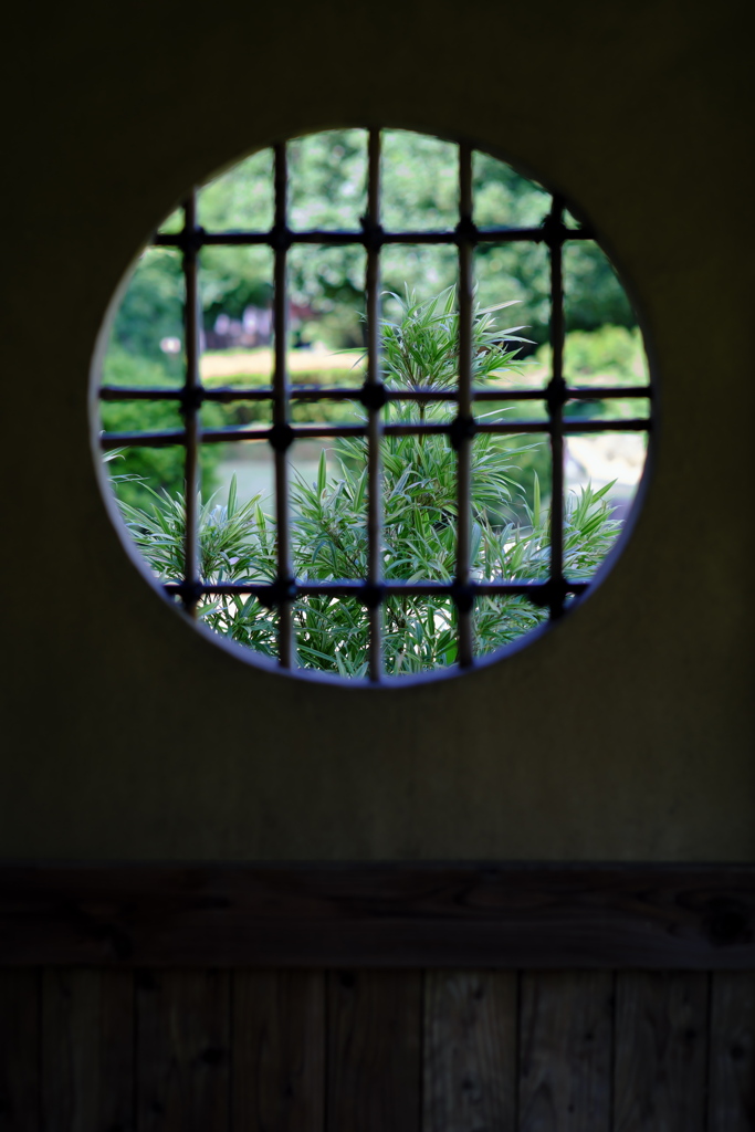 庭園の丸窓
