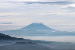 富士と雲海下の町