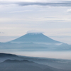 富士と雲海下の町