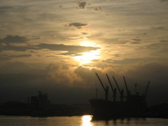 早朝の高松港付近