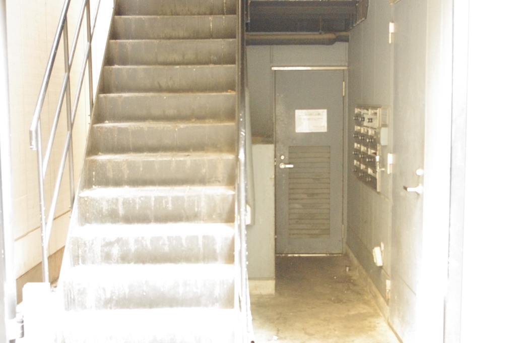 淡いアパートの階段