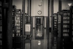 ガラス越しの図書室