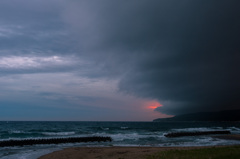 夕日をのみこむ