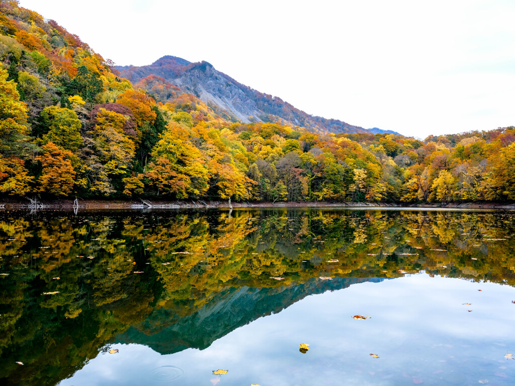 崩山を映して