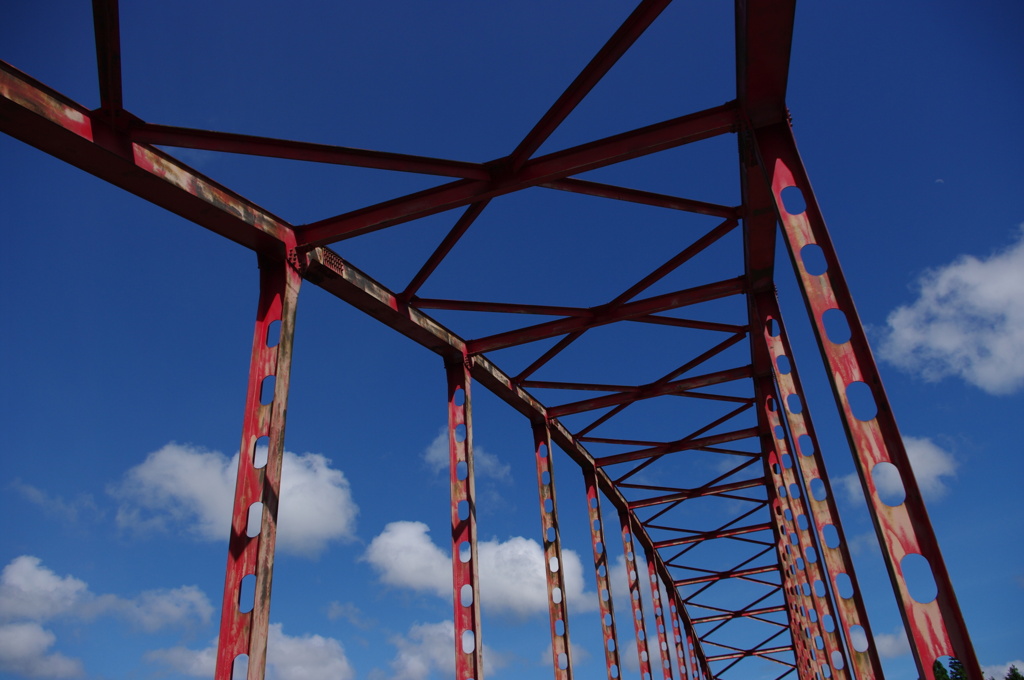 鉄橋、青空。