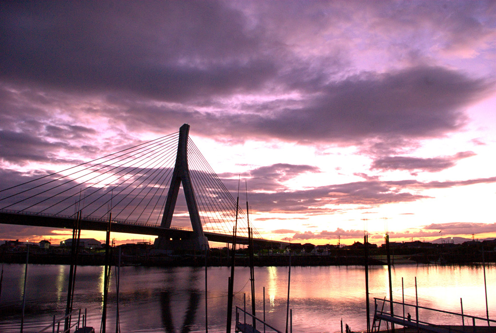 夕暮れの橋