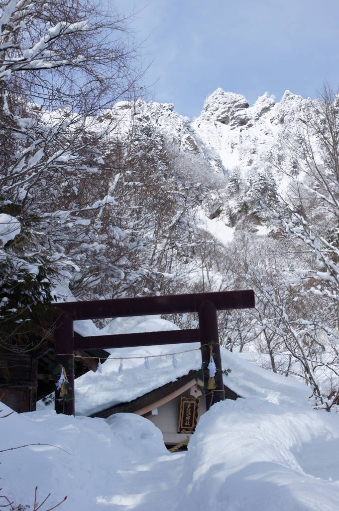 雪中のお社