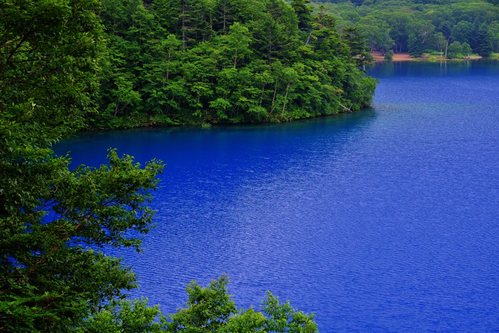 紺碧の水を湛え