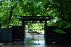 静かに...