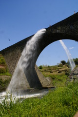 通潤橋の放水2