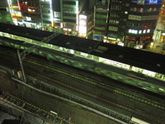 五反田、夜、走る電車