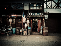 川沿いのカフェ