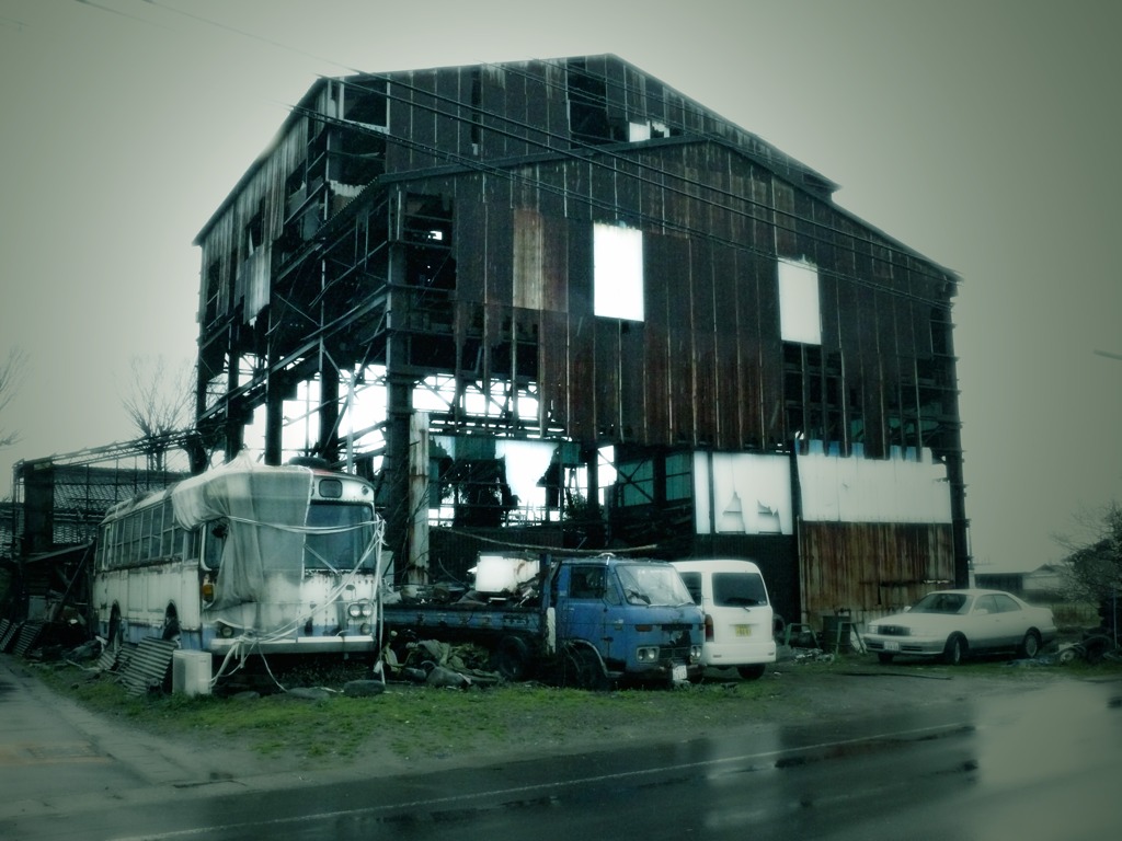 雨の廃屋