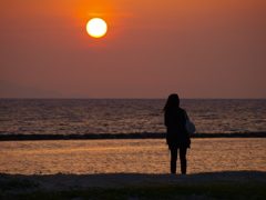 夕日に染まる海をみつめて．．．